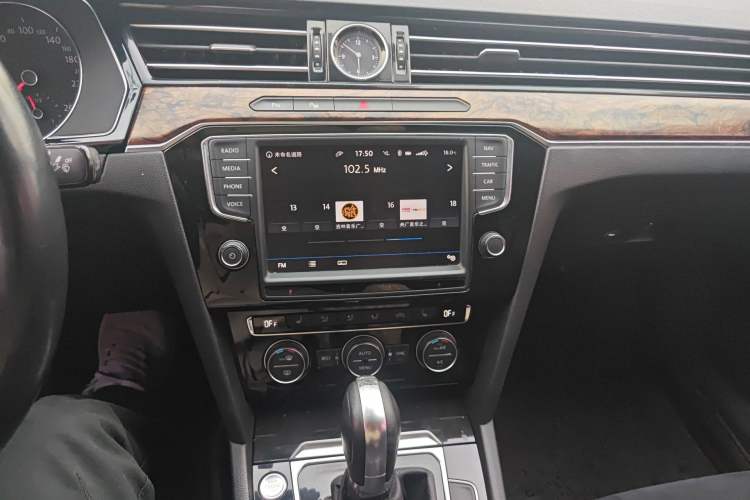 Used Volkswagen Magotan 2017 330TSI DSG Luxury Model Audio And AC Panel