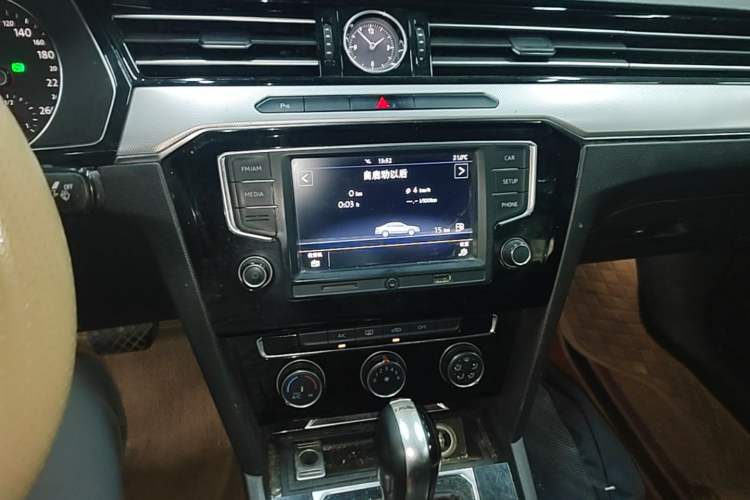 Used Volkswagen Magotan 2017 330TSI DSG Luxury Model Audio And AC Panel