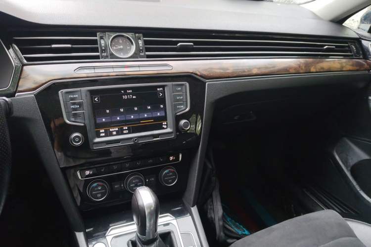 Used Volkswagen Magotan 2017 330TSI DSG Luxury Model Audio And AC Panel