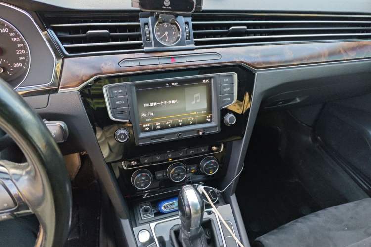 Used Volkswagen Magotan 2017 380TSI DSG Luxury Model Audio And AC Panel