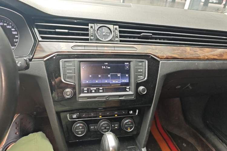 Used Volkswagen Magotan 2017 330TSI DSG Luxury Model Audio And AC Panel