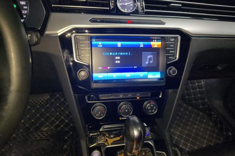 Used Volkswagen Magotan 2017 330TSI DSG Leading Model Audio And AC Panel