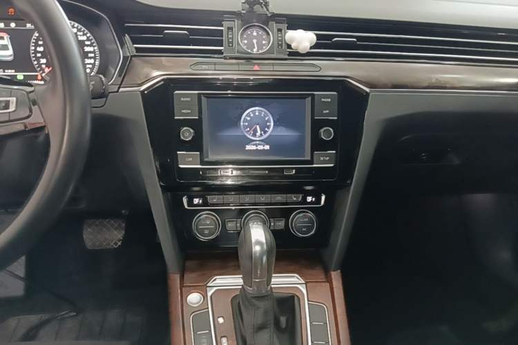 Used Volkswagen Magotan 2017 330TSI DSG Luxury Model Audio And AC Panel