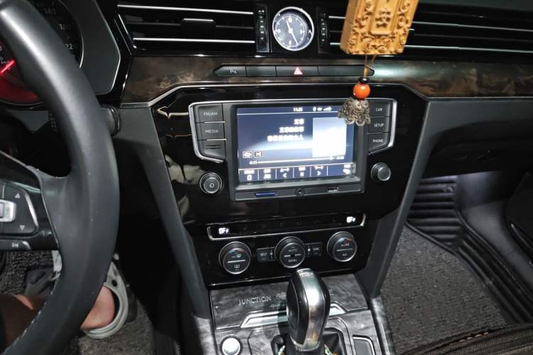 Used Volkswagen Magotan 2017 330TSI DSG Luxury Model Audio And AC Panel