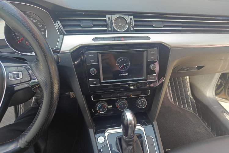 Used Volkswagen Magotan 2017 330TSI DSG Leading Model Audio And AC Panel
