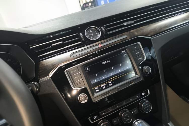 Used Volkswagen Magotan 2017 330TSI DSG Luxury Model Audio And AC Panel