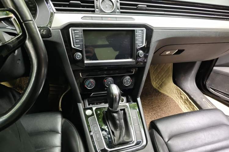 Used Volkswagen Magotan 2017 330TSI DSG Leading Model Audio And AC Panel