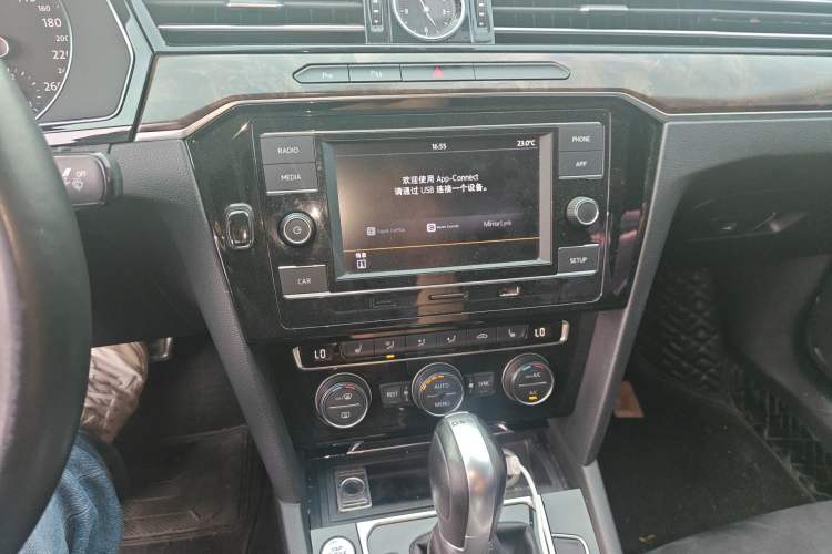 Used Volkswagen Magotan 2017 330TSI DSG Luxury Model Audio And AC Panel