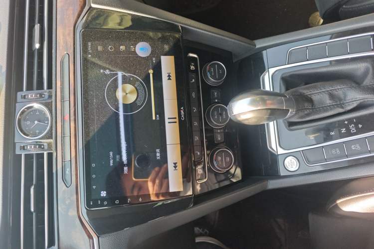 Used Volkswagen Magotan 2017 380TSI DSG Luxury Model Audio And AC Panel