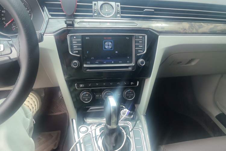 Used Volkswagen Magotan 2017 330TSI DSG Luxury Model Audio And AC Panel