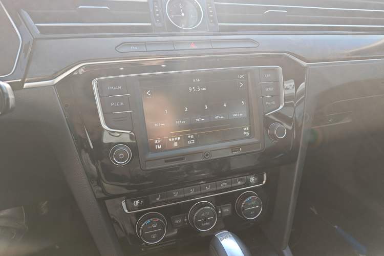 Used Volkswagen Magotan 2017 330TSI DSG Luxury Model Audio And AC Panel