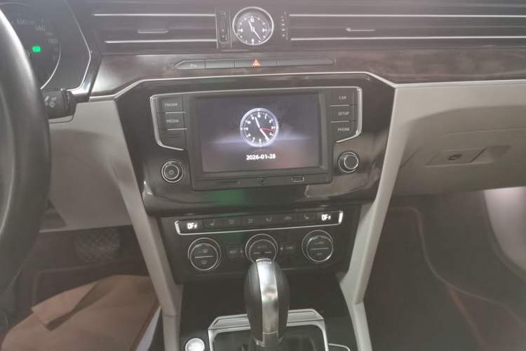 Used Volkswagen Magotan 2017 330TSI DSG Luxury Model Audio And AC Panel