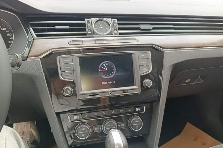 Used Volkswagen Magotan 2017 330TSI DSG Luxury Model Audio And AC Panel