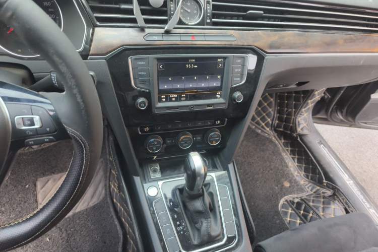 Used Volkswagen Magotan 2017 330TSI DSG Luxury Model Audio And AC Panel