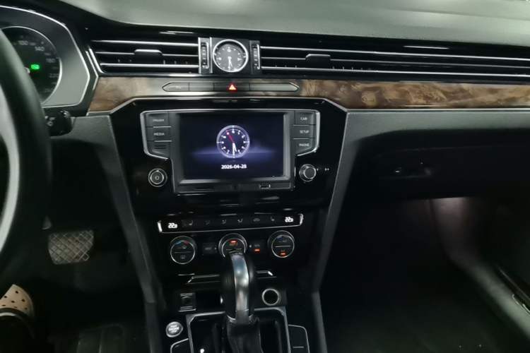 Used Volkswagen Magotan 2017 330TSI DSG Luxury Model Audio And AC Panel