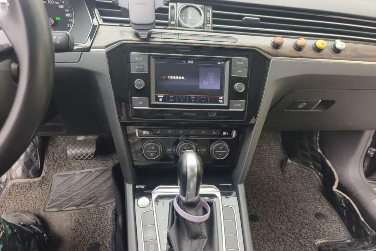 Used Volkswagen Magotan 2017 330TSI DSG Luxury Model Audio And AC Panel