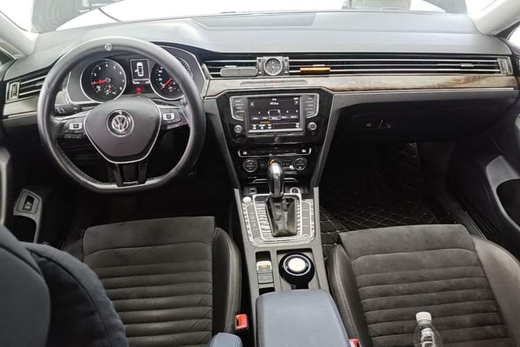 Used Volkswagen Magotan 2017 330TSI DSG Luxury Model Center Console