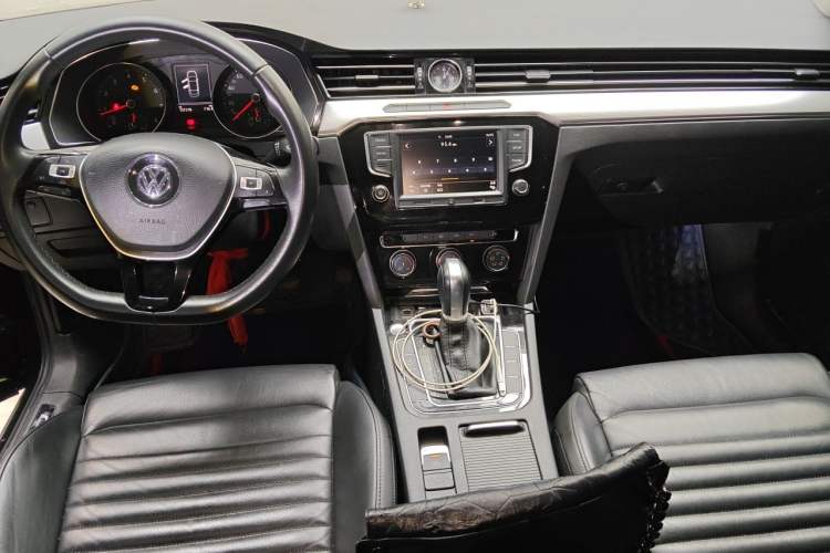 Used Volkswagen Magotan 2017 330TSI DSG Leading Model Center Console