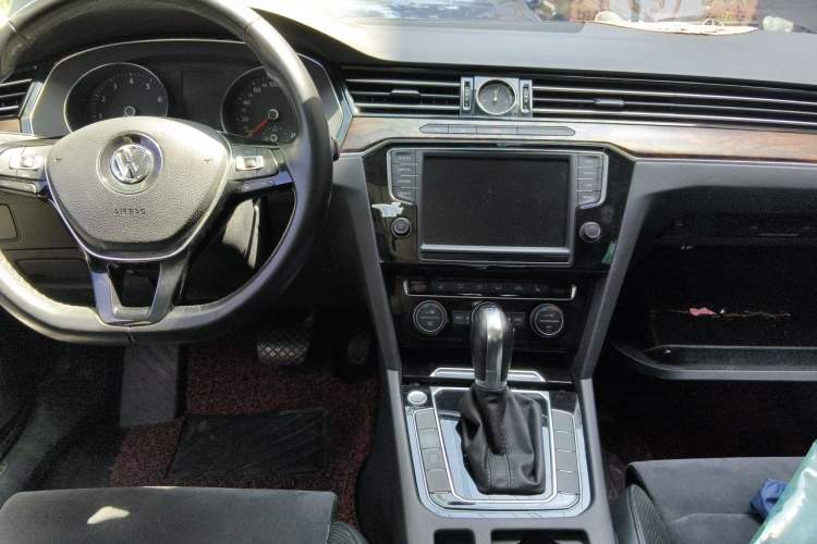Used Volkswagen Magotan 2017 330TSI DSG Luxury Model Center Console