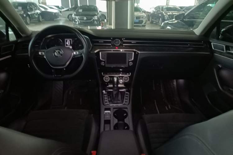 Used Volkswagen Magotan 2017 330TSI DSG Luxury Model Center Console