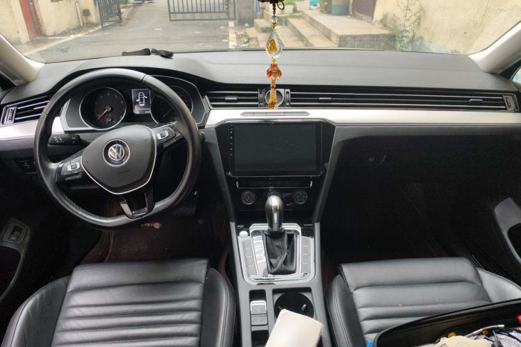 Used Volkswagen Magotan 2017 330TSI DSG Luxury Model Center Console