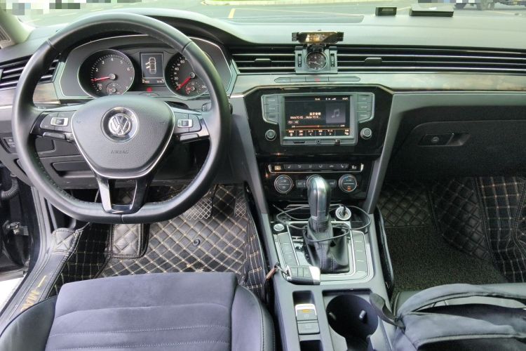 Used Volkswagen Magotan 2017 330TSI DSG Luxury Model Center Console