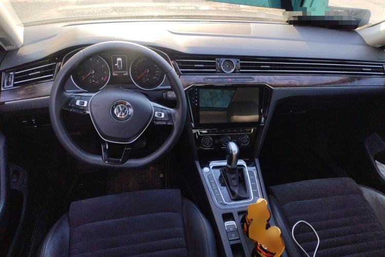Used Volkswagen Magotan 2017 330TSI DSG Luxury Model Center Console