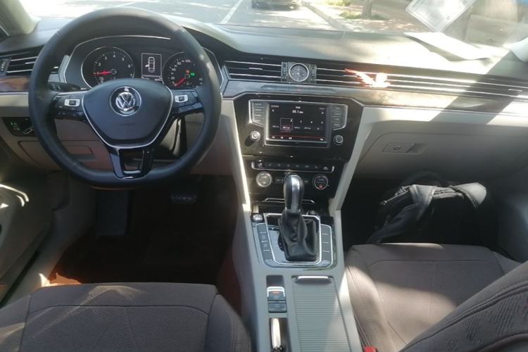 Used Volkswagen Magotan 2017 380TSI DSG Luxury Model Center Console