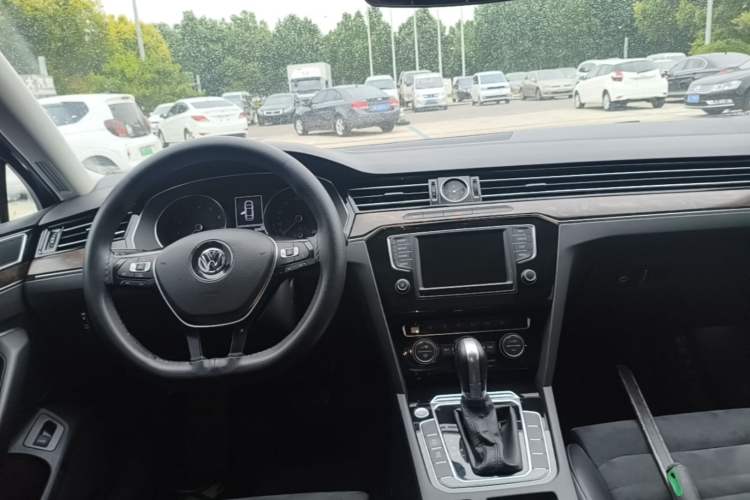 Used Volkswagen Magotan 2017 380TSI DSG Luxury Model Center Console