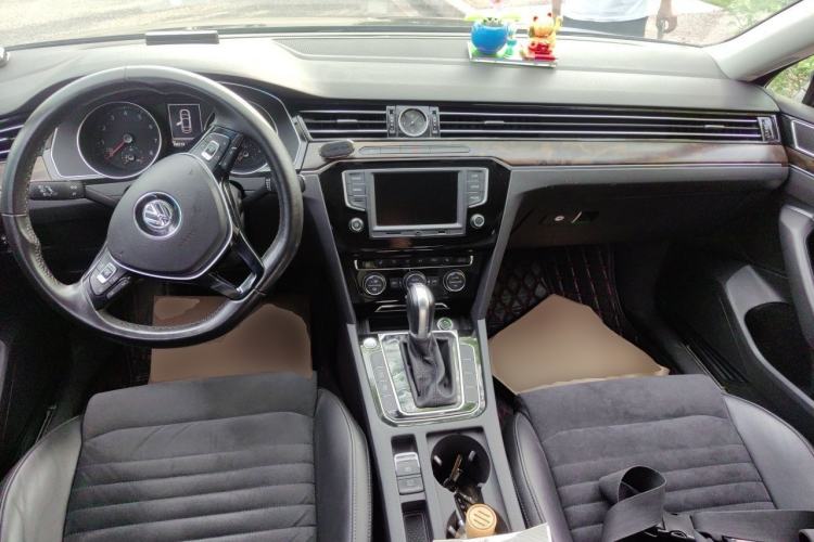 Used Volkswagen Magotan 2017 330TSI DSG Luxury Model Center Console