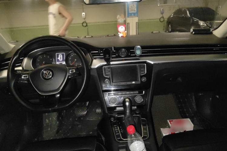 Used Volkswagen Magotan 2017 330TSI DSG Leading Model Center Console