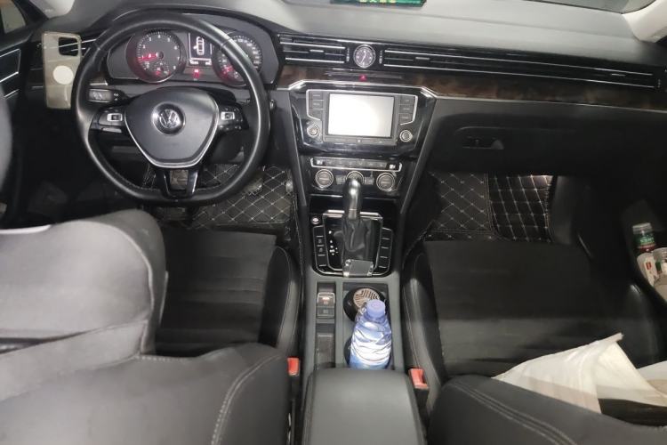 Used Volkswagen Magotan 2017 330TSI DSG Luxury Model Center Console