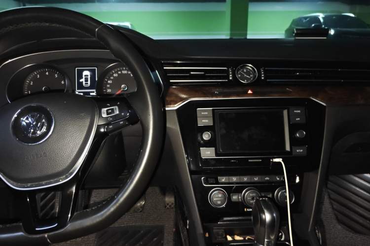 Used Volkswagen Magotan 2017 330TSI DSG Luxury Model Center Console
