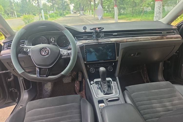 Used Volkswagen Magotan 2017 330TSI DSG Luxury Model Center Console