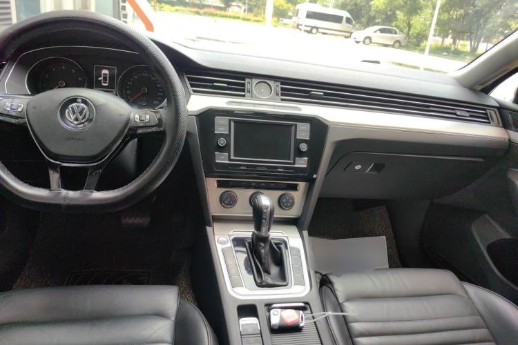 Used Volkswagen Magotan 2017 280TSI DSG Comfort Model Center Console