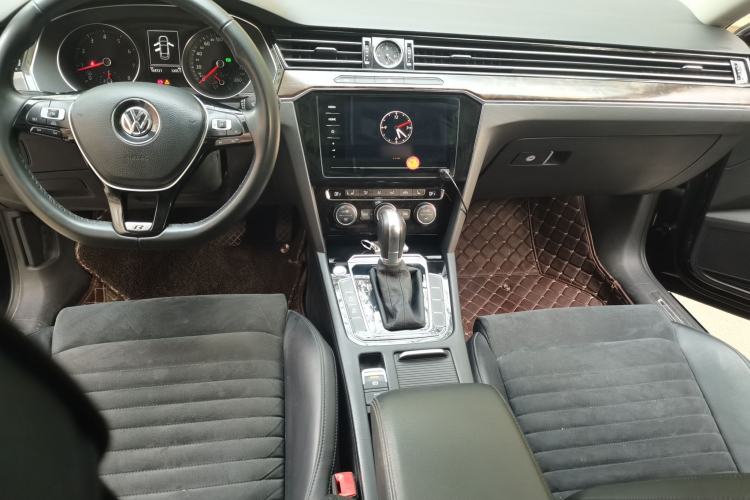 Used Volkswagen Magotan 2017 330TSI DSG Luxury Model Center Console