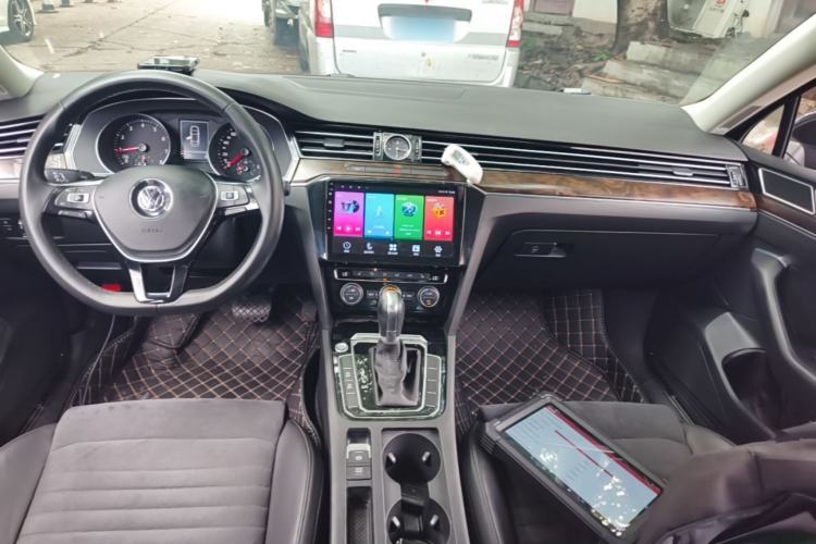 Used Volkswagen Magotan 2017 330TSI DSG Luxury Model Center Console