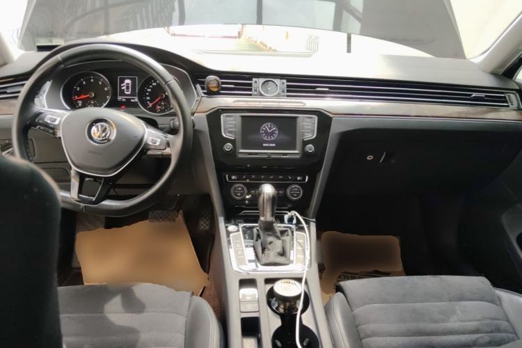 Used Volkswagen Magotan 2017 330TSI DSG Luxury Model Center Console