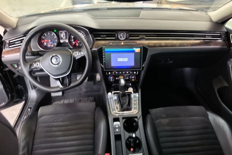 Used Volkswagen Magotan 2017 330TSI DSG Luxury Model Center Console