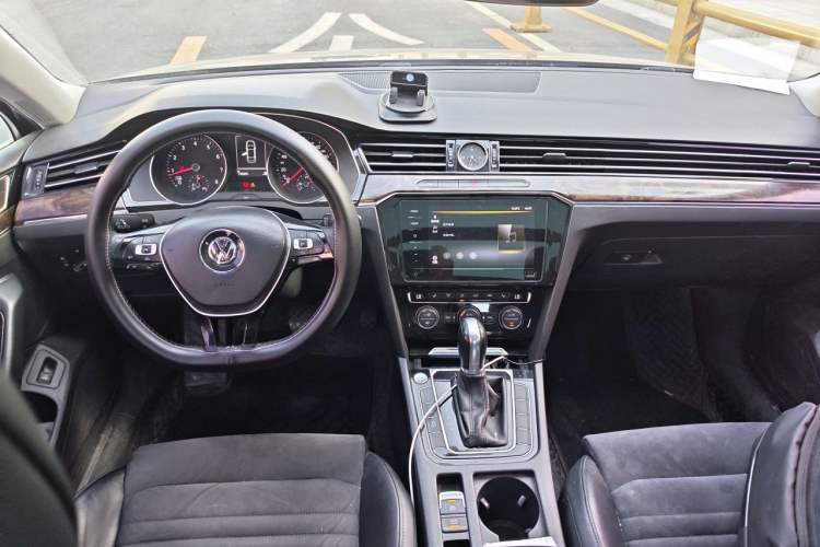 Used Volkswagen Magotan 2017 330TSI DSG Luxury Model Center Console