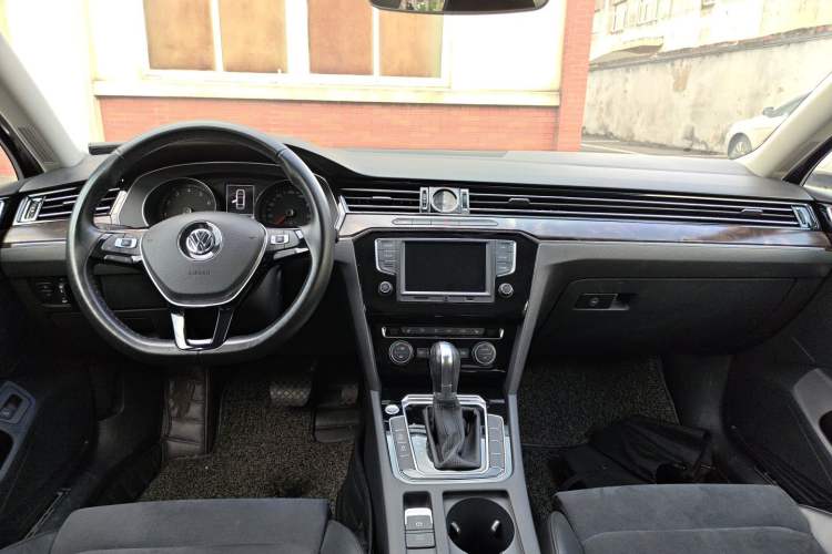 Used Volkswagen Magotan 2017 330TSI DSG Luxury Model Center Console