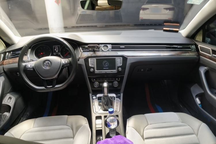 Used Volkswagen Magotan 2017 380TSI DSG Luxury Model Center Console