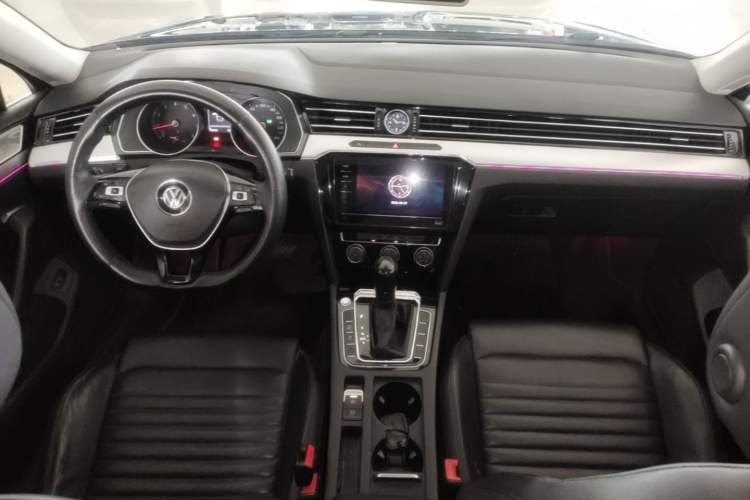 Used Volkswagen Magotan 2017 330TSI DSG Leading Model Center Console
