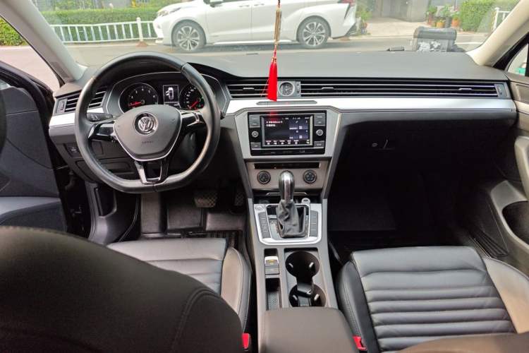 Used Volkswagen Magotan 2017 280TSI DSG Comfort Model Center Console