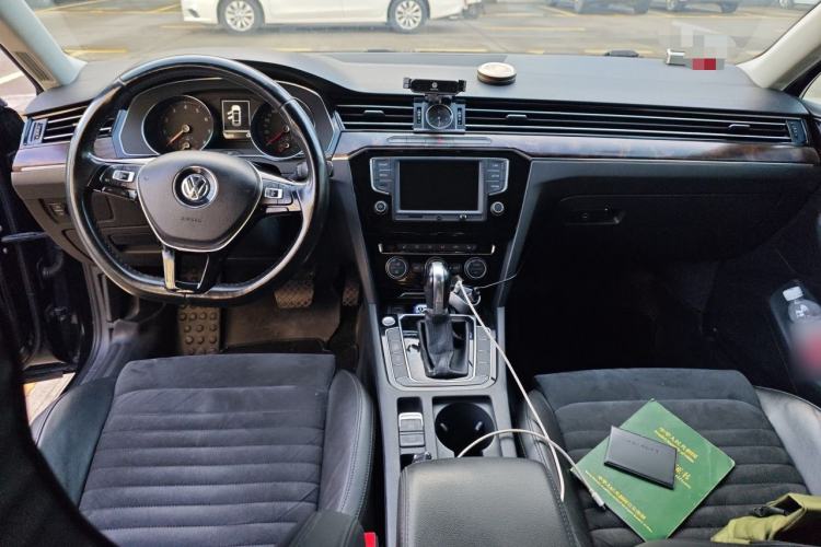 Used Volkswagen Magotan 2017 380TSI DSG Luxury Model Center Console