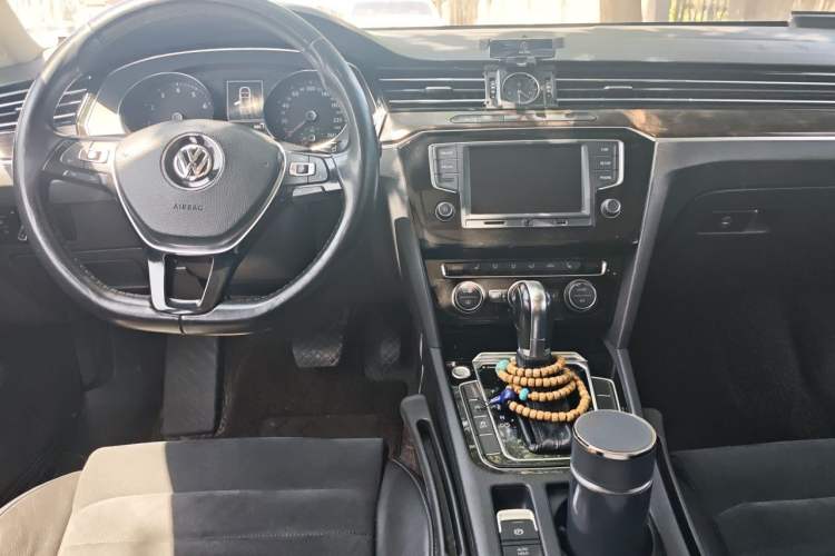 Used Volkswagen Magotan 2017 330TSI DSG Luxury Model Center Console