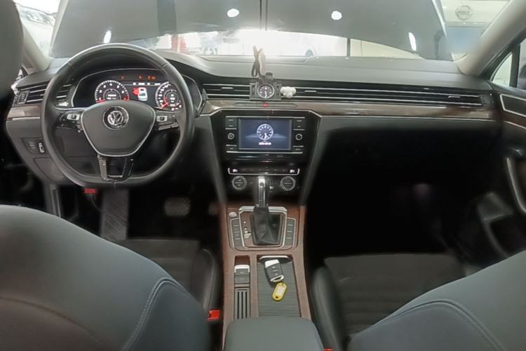 Used Volkswagen Magotan 2017 330TSI DSG Luxury Model Center Console