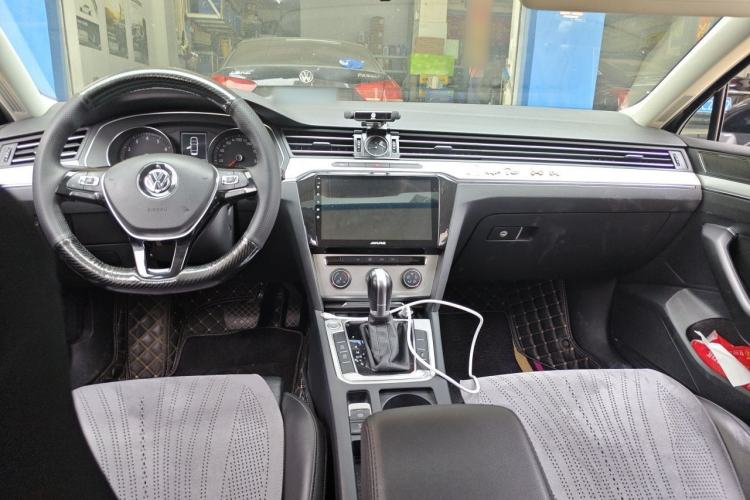 Used Volkswagen Magotan 2017 280TSI DSG Comfort Model Center Console