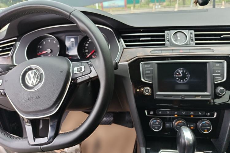 Used Volkswagen Magotan 2017 330TSI DSG Luxury Model Center Console