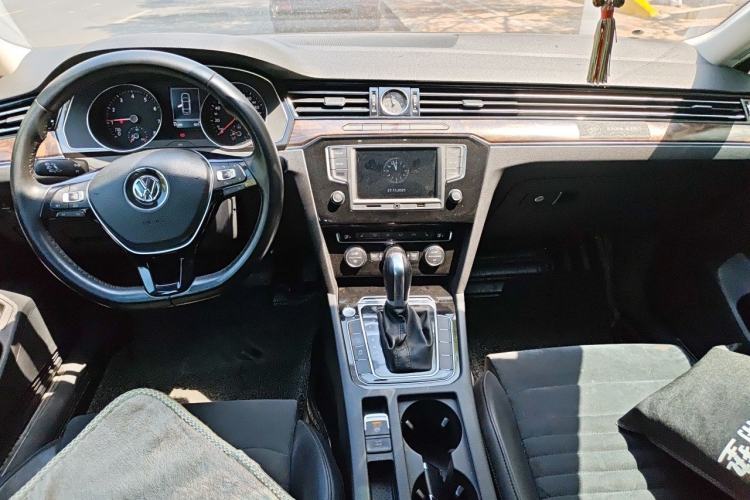 Used Volkswagen Magotan 2017 330TSI DSG Luxury Model Center Console